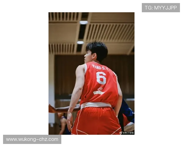 杨舒予球场上严肃得跟个老板，私下却能为了个夜宵翻遍半个城！