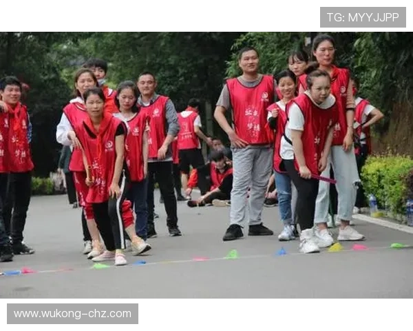 手抛球规则：必须双手过头并在边线处双脚着地